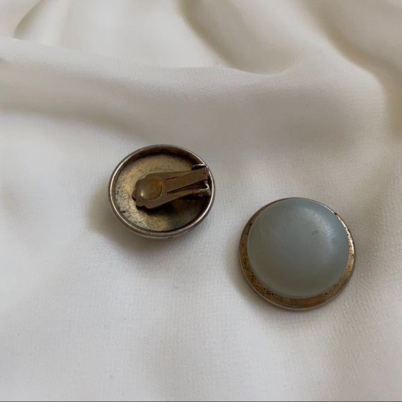VTG Grey Blue Center Round Brass Clip Earrings - Picture 4 of 5
